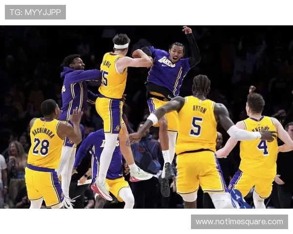 里夫斯精准助攻范德比尔特飞身双手暴扣点燃全场激情